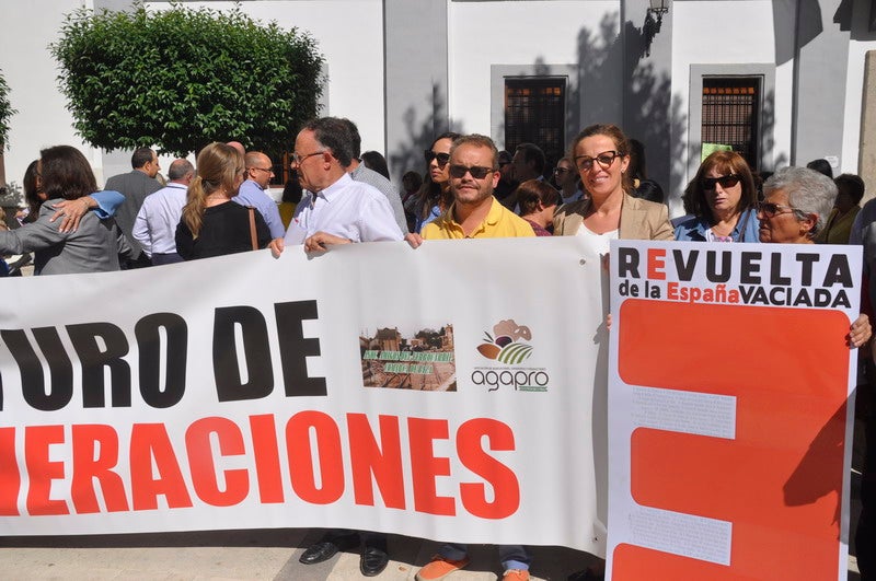 250 personas participan en la concentración organizada por la Asociación Amigos del Ferrocarril de la Comarca de Baza 