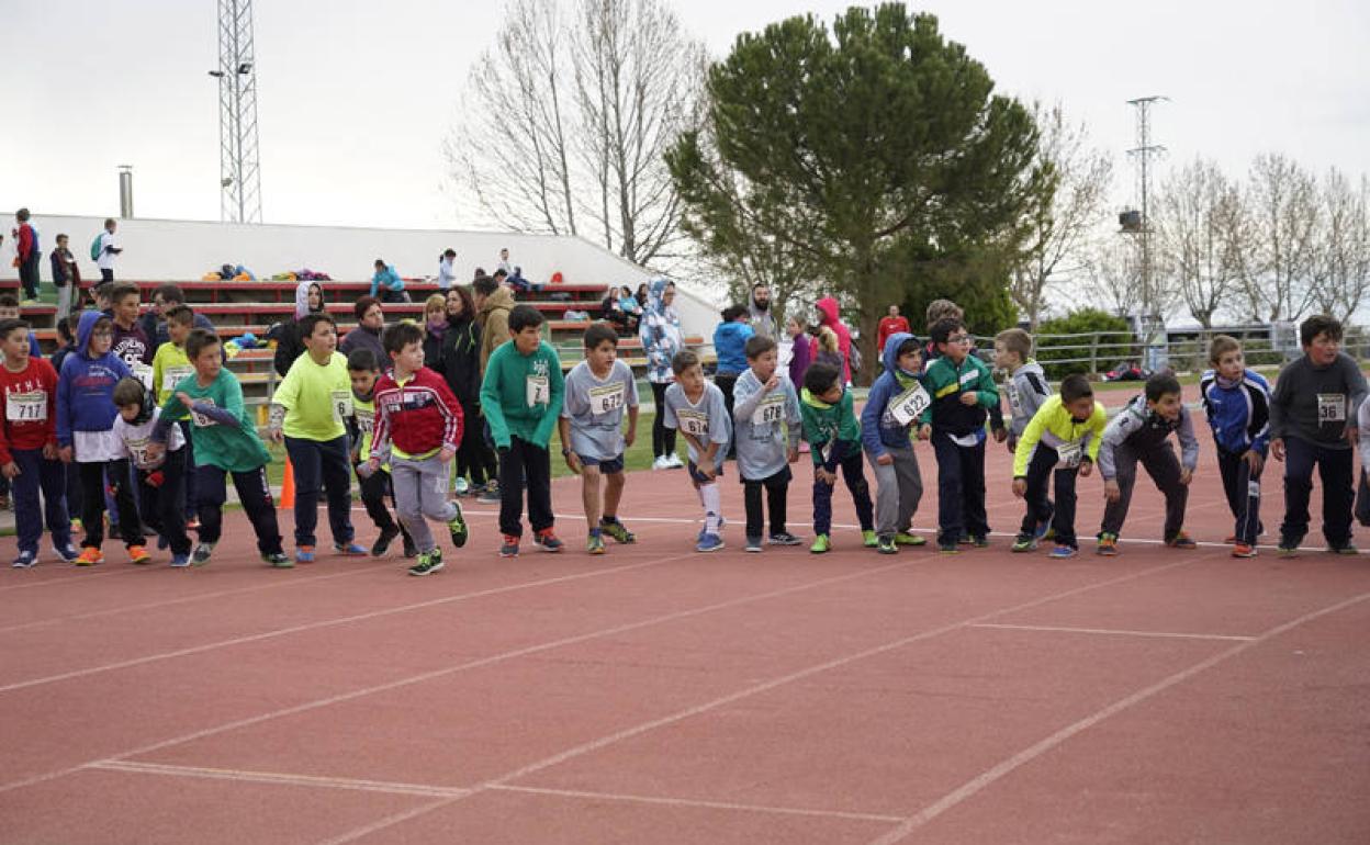 Actividades de escolares en la Pista de Atletismo José Luis Martínez 