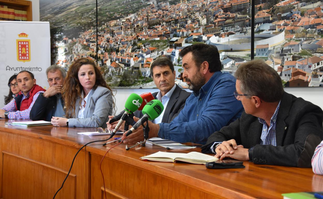 María Pilar Vázquez, Pedro Fernández y José Antonio Azor, hoy durante la rueda de prensa
