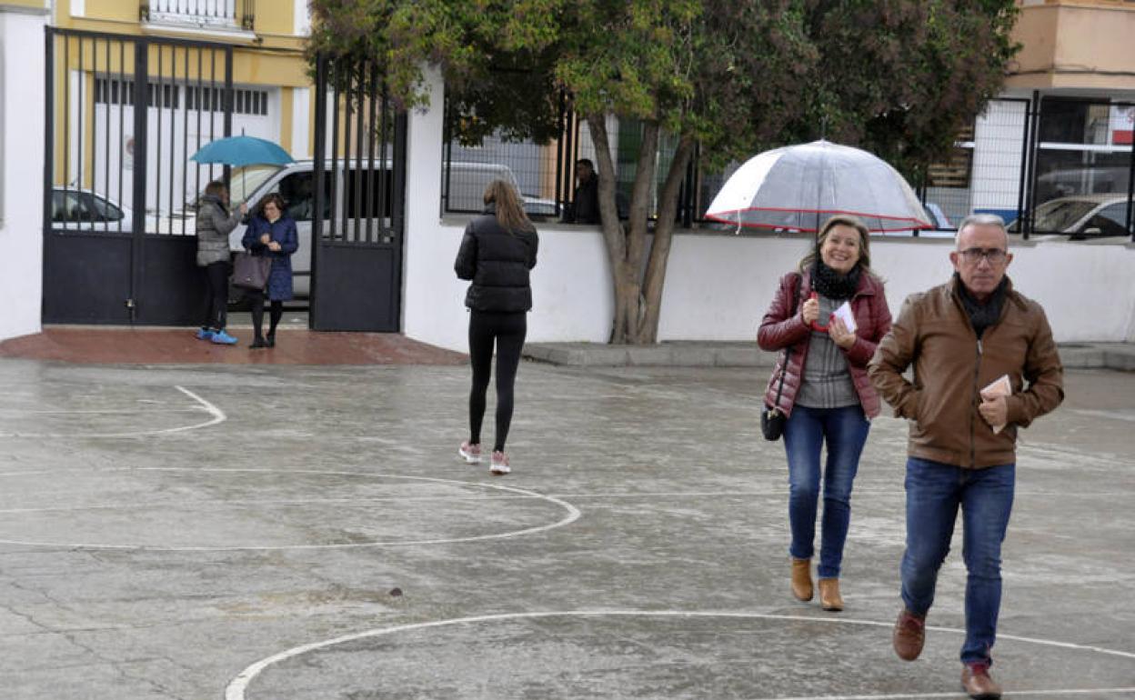 Varias oersonas llegando al colegio Ciudad de Baza, donde hay varias mesas electorales 
