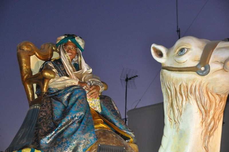 Sus majestades, también han realizado una parada en la Plaza Mayor para recibir a todos los niños y niñas en una noche bastante apacible comparada con otros años de intenso frío
