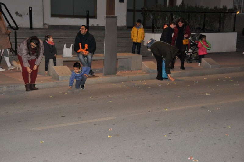 Sus majestades, también han realizado una parada en la Plaza Mayor para recibir a todos los niños y niñas en una noche bastante apacible comparada con otros años de intenso frío
