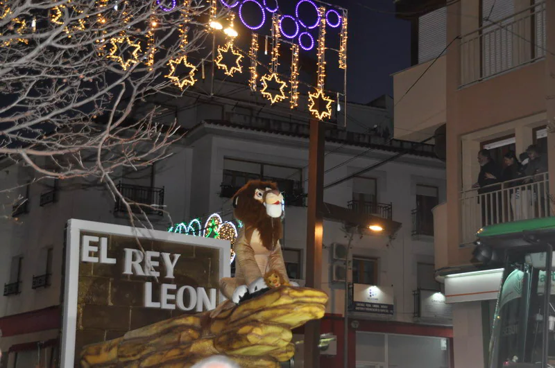 Sus majestades, también han realizado una parada en la Plaza Mayor para recibir a todos los niños y niñas en una noche bastante apacible comparada con otros años de intenso frío