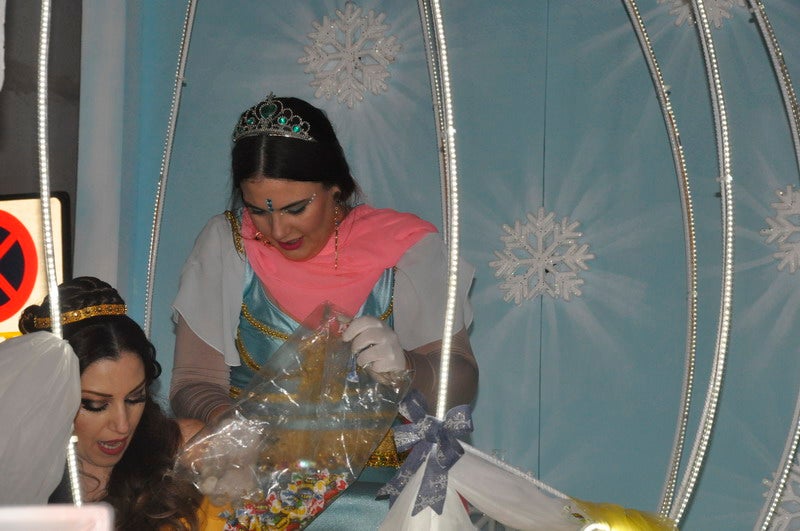 Sus majestades, también han realizado una parada en la Plaza Mayor para recibir a todos los niños y niñas en una noche bastante apacible comparada con otros años de intenso frío