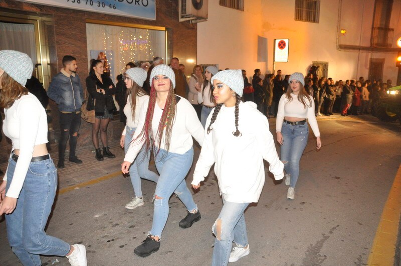 Sus majestades, también han realizado una parada en la Plaza Mayor para recibir a todos los niños y niñas en una noche bastante apacible comparada con otros años de intenso frío