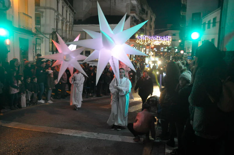 Sus majestades, también han realizado una parada en la Plaza Mayor para recibir a todos los niños y niñas en una noche bastante apacible comparada con otros años de intenso frío