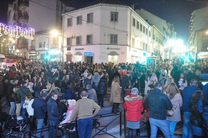 Sus majestades, también han realizado una parada en la Plaza Mayor para recibir a todos los niños y niñas en una noche bastante apacible comparada con otros años de intenso frío