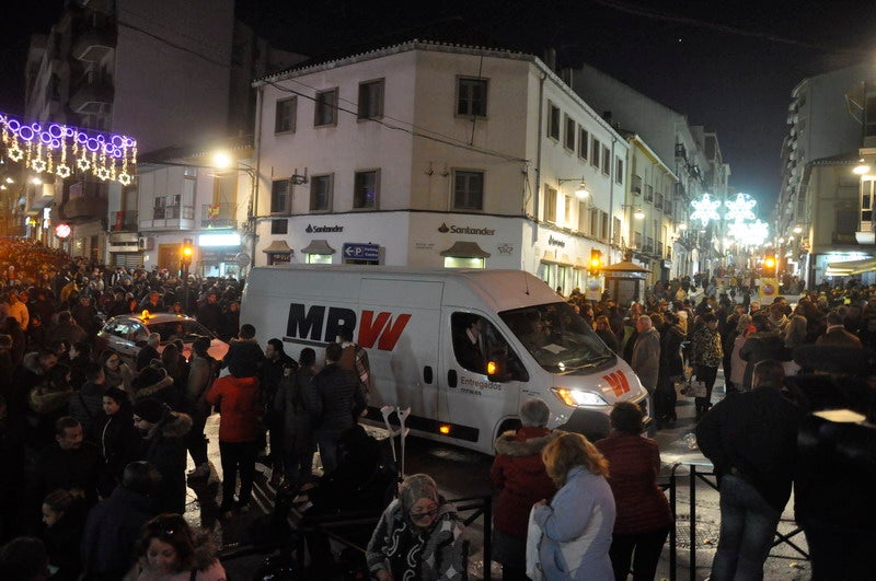 Sus majestades, también han realizado una parada en la Plaza Mayor para recibir a todos los niños y niñas en una noche bastante apacible comparada con otros años de intenso frío
