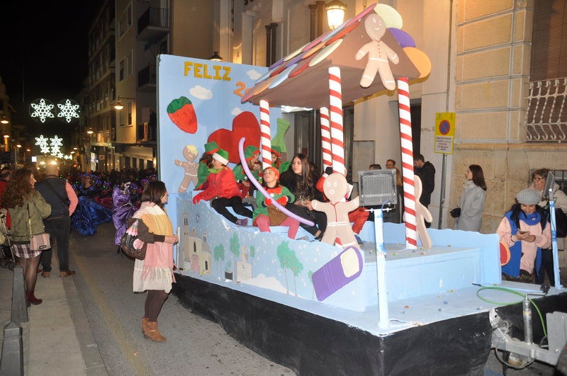Sus majestades, también han realizado una parada en la Plaza Mayor para recibir a todos los niños y niñas en una noche bastante apacible comparada con otros años de intenso frío