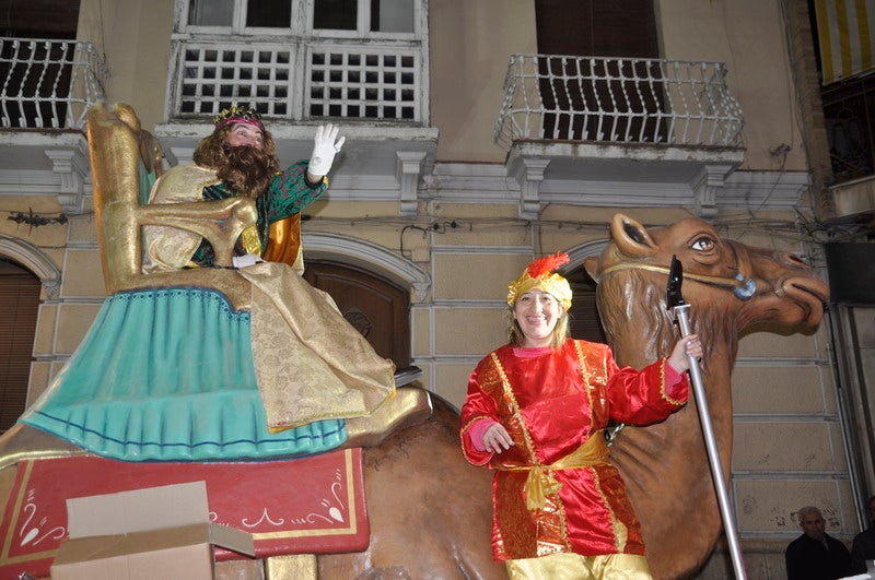 Sus majestades, también han realizado una parada en la Plaza Mayor para recibir a todos los niños y niñas en una noche bastante apacible comparada con otros años de intenso frío