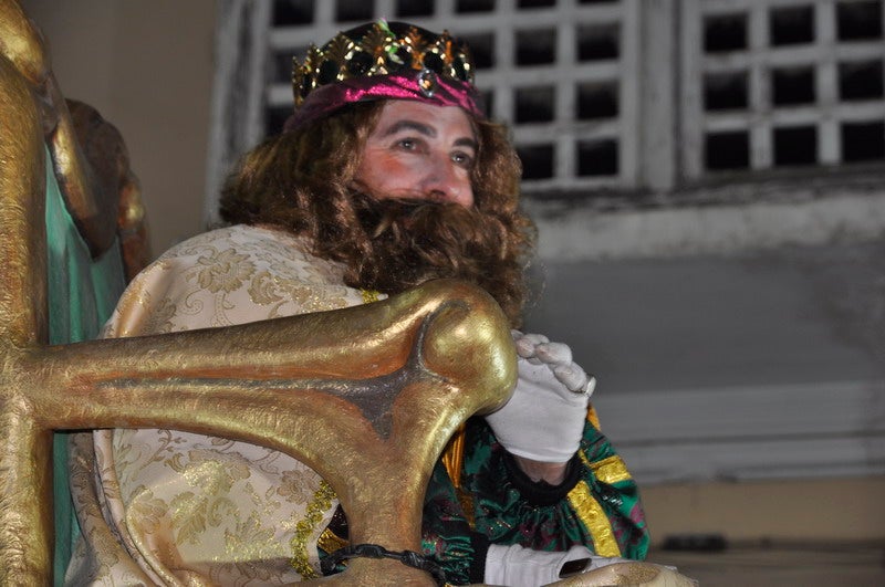 Sus majestades, también han realizado una parada en la Plaza Mayor para recibir a todos los niños y niñas en una noche bastante apacible comparada con otros años de intenso frío