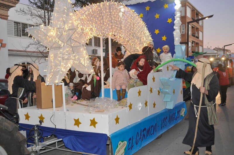 Sus majestades, también han realizado una parada en la Plaza Mayor para recibir a todos los niños y niñas en una noche bastante apacible comparada con otros años de intenso frío