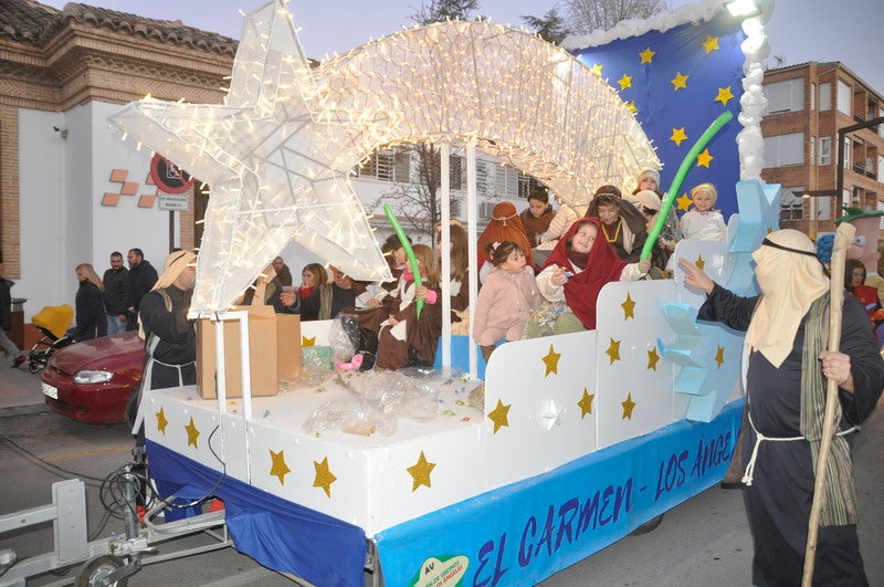 Sus majestades, también han realizado una parada en la Plaza Mayor para recibir a todos los niños y niñas en una noche bastante apacible comparada con otros años de intenso frío