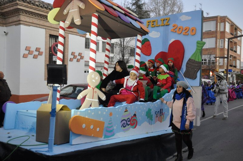 Sus majestades, también han realizado una parada en la Plaza Mayor para recibir a todos los niños y niñas en una noche bastante apacible comparada con otros años de intenso frío