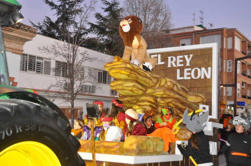 Sus majestades, también han realizado una parada en la Plaza Mayor para recibir a todos los niños y niñas en una noche bastante apacible comparada con otros años de intenso frío