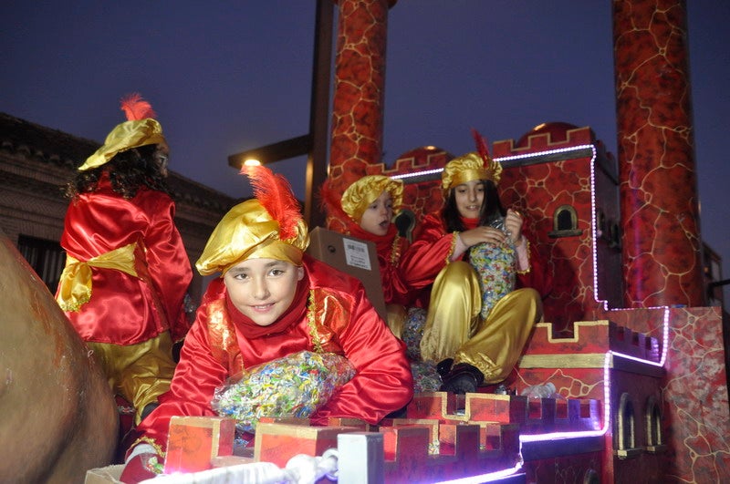 Sus majestades, también han realizado una parada en la Plaza Mayor para recibir a todos los niños y niñas en una noche bastante apacible comparada con otros años de intenso frío