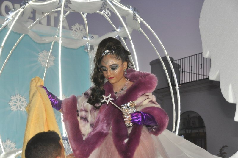 Sus majestades, también han realizado una parada en la Plaza Mayor para recibir a todos los niños y niñas en una noche bastante apacible comparada con otros años de intenso frío