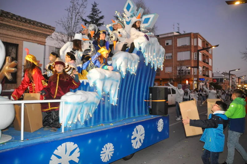 Sus majestades, también han realizado una parada en la Plaza Mayor para recibir a todos los niños y niñas en una noche bastante apacible comparada con otros años de intenso frío