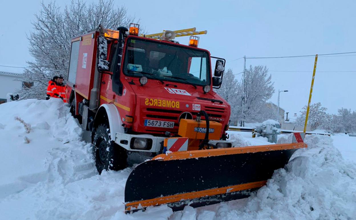 Limpiando nieve en el anejo bastetano de El Baúl
