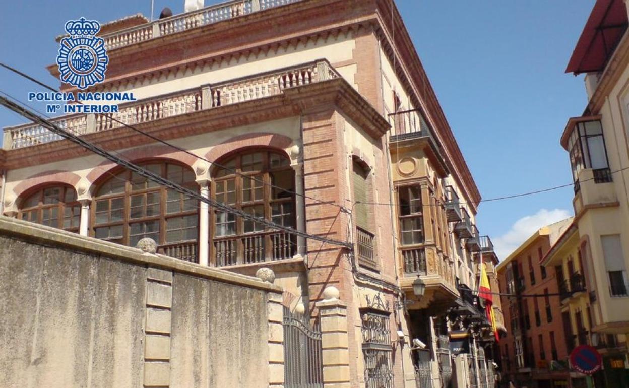 Roban 100 metros de alumbrado público y 40 de fibra óptica en Baza
