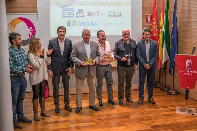 Los deportistas bastetanos Simón Maestra y Dolores Gómez recogieron ayer sábado día 1 de febrero sus premios como ganadores absolutos del Circuito de Carreras Populares de Baza