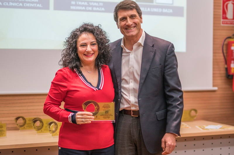 Los deportistas bastetanos Simón Maestra y Dolores Gómez recogieron ayer sábado día 1 de febrero sus premios como ganadores absolutos del Circuito de Carreras Populares de Baza