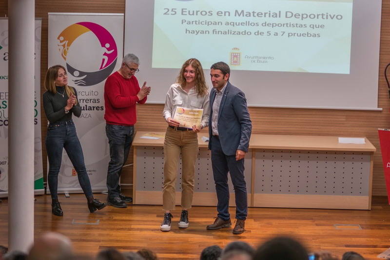 Los deportistas bastetanos Simón Maestra y Dolores Gómez recogieron ayer sábado día 1 de febrero sus premios como ganadores absolutos del Circuito de Carreras Populares de Baza