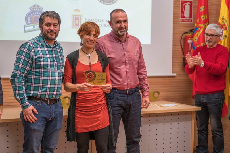 Los deportistas bastetanos Simón Maestra y Dolores Gómez recogieron ayer sábado día 1 de febrero sus premios como ganadores absolutos del Circuito de Carreras Populares de Baza