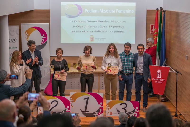 Los deportistas bastetanos Simón Maestra y Dolores Gómez recogieron ayer sábado día 1 de febrero sus premios como ganadores absolutos del Circuito de Carreras Populares de Baza