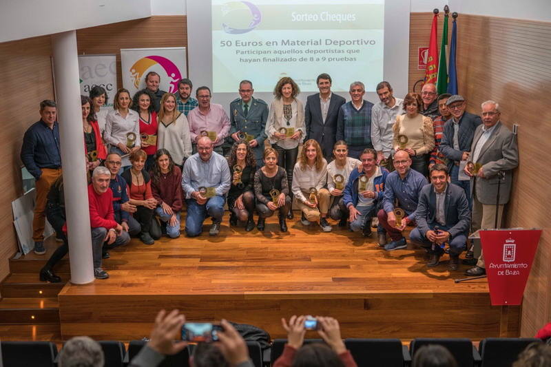 Los deportistas bastetanos Simón Maestra y Dolores Gómez recogieron ayer sábado día 1 de febrero sus premios como ganadores absolutos del Circuito de Carreras Populares de Baza