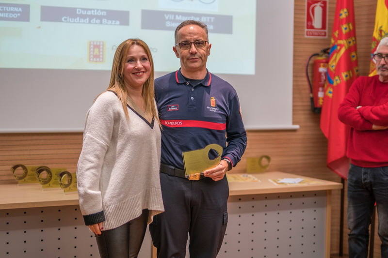 Los deportistas bastetanos Simón Maestra y Dolores Gómez recogieron ayer sábado día 1 de febrero sus premios como ganadores absolutos del Circuito de Carreras Populares de Baza