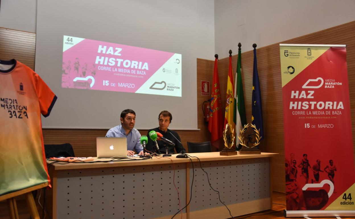 Antonio Vallejo y Esteban Jimenez durante la presentación de la 44 Media Maraton Ciudad de Baza 