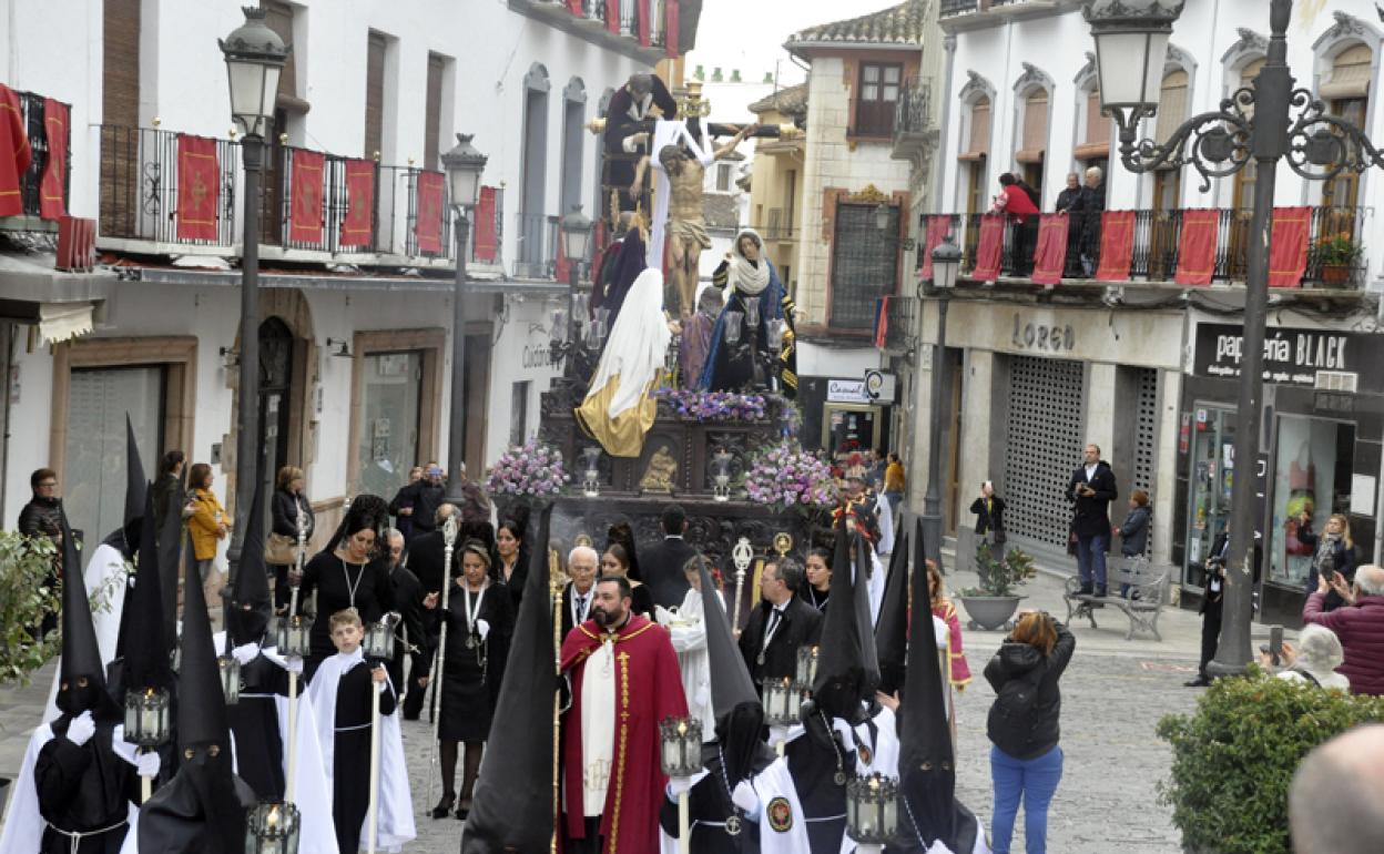 El paso del Descendimiento llegando a la Plaza Mayor 