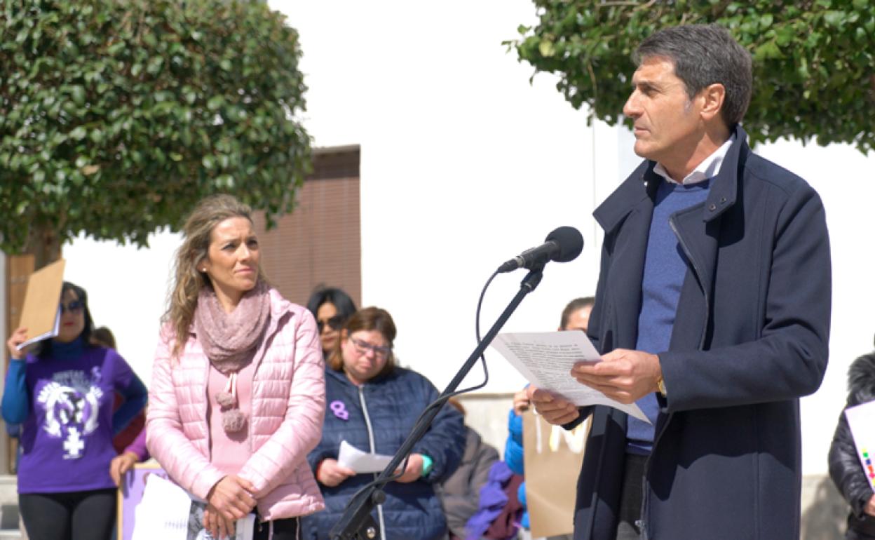 El Alcalde Pedro Fernández durante el acto celebrado en la Plaza Mayor 