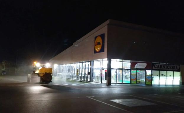 Desinfectando junto a un supermercado de Baza