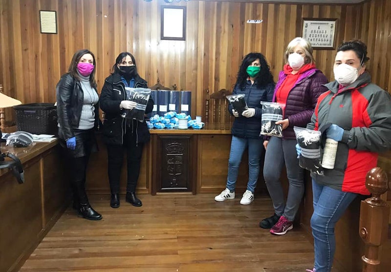 La alcaldesa y un grupo de mujeres con parte del material confeccionado. 