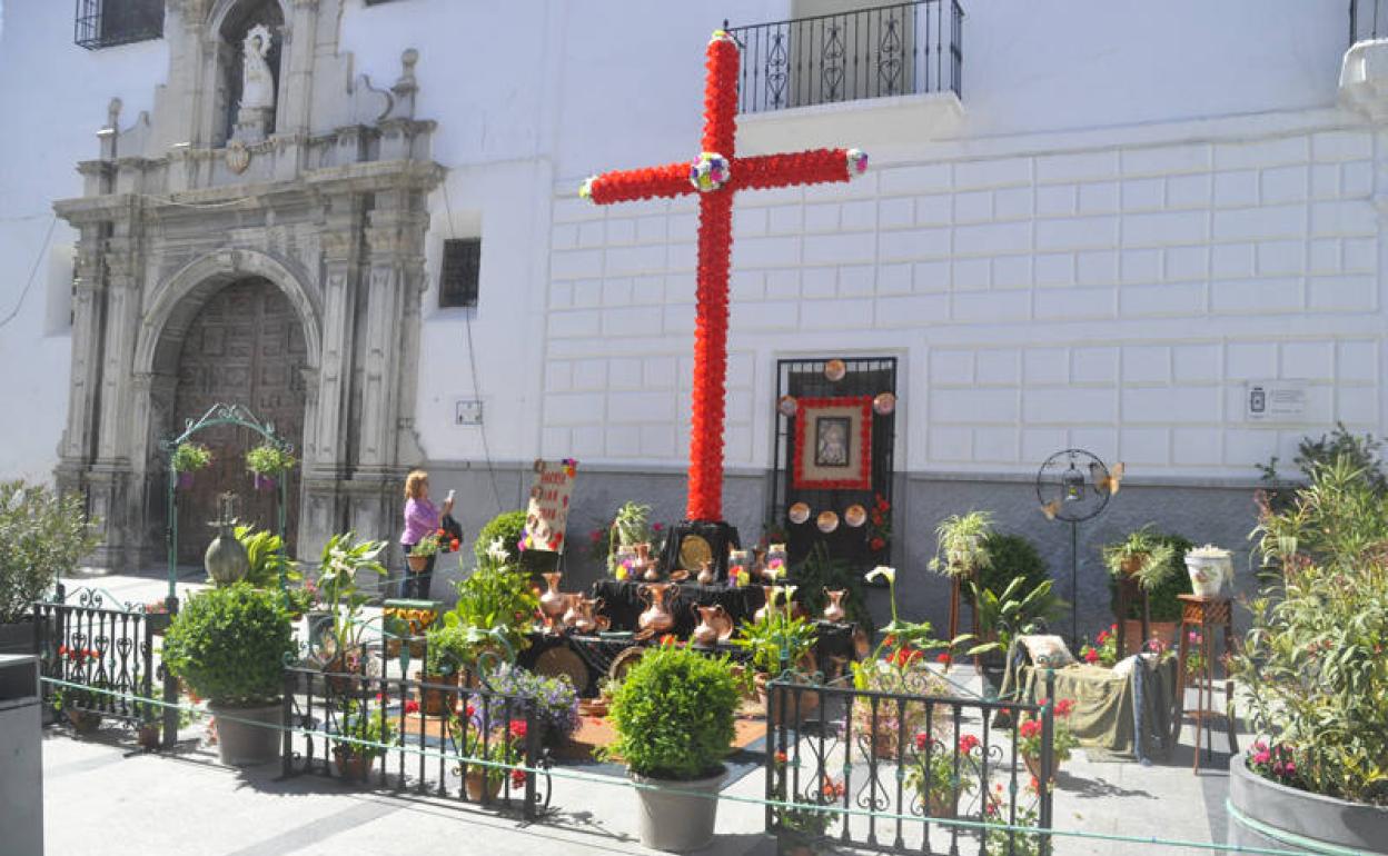Cruz de la AAVV del Barrio San Juan en la Plaza de la Merce