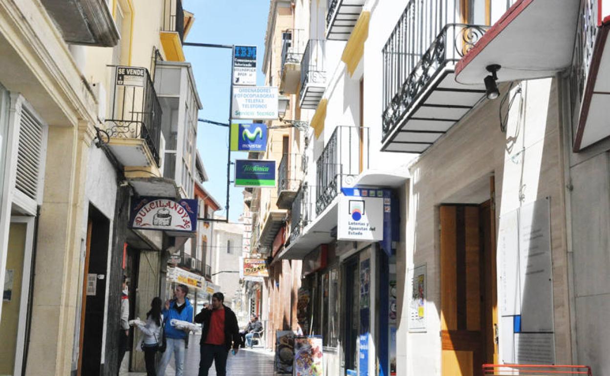 Calle la Cabeza en la zona comercial de Baza. 