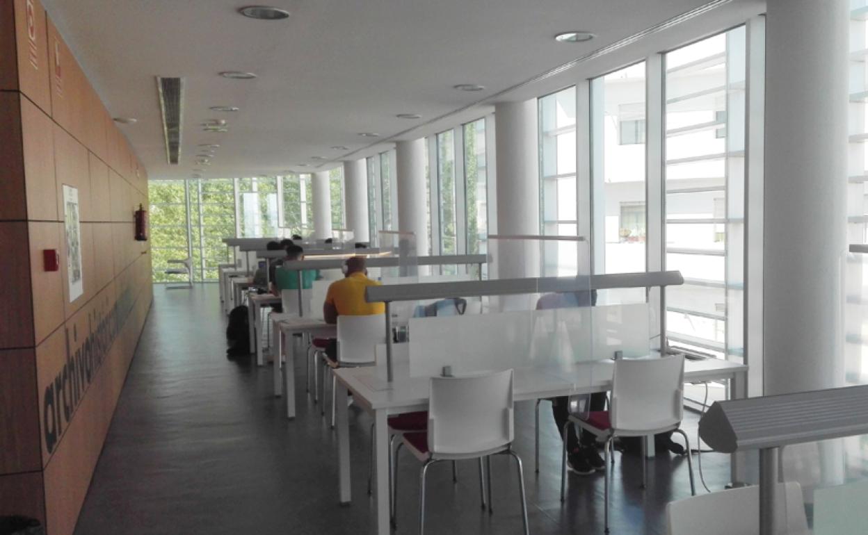 La sala de lectura de la biblioteca es usada para estudiar 