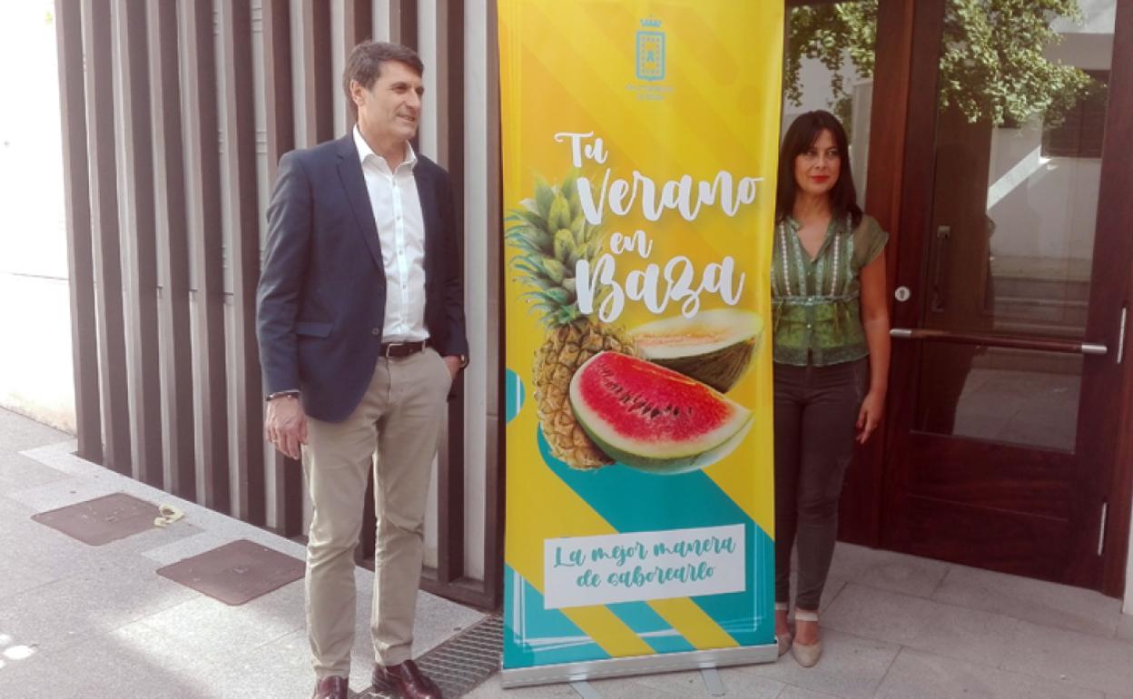 Pedro Fernández y Maribel Cano durante la presentacion del programa 'Tu verano en Baza' 