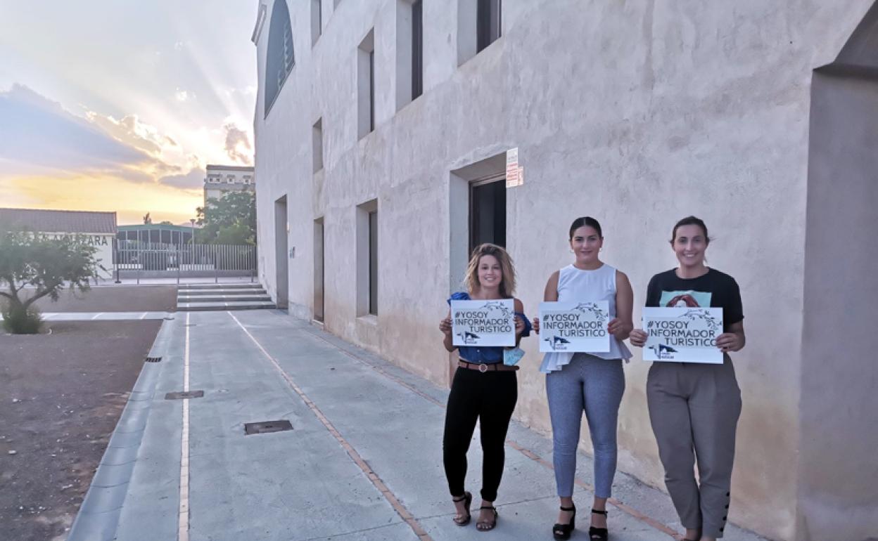 Alicia Rodríguezen el centro de la foto en la puerta de la oficina de turismo de Huéscar