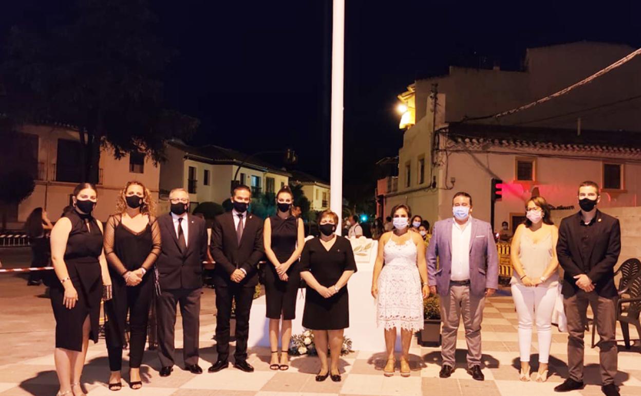 Corporación Municipal de Huéscar durante el homenaje 