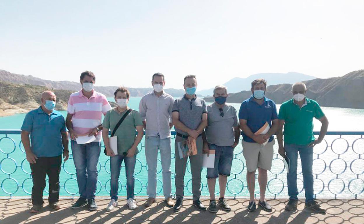 Representantes de las comunidades de regantes y Abelardo Vico en el puente de la presa del Negratín