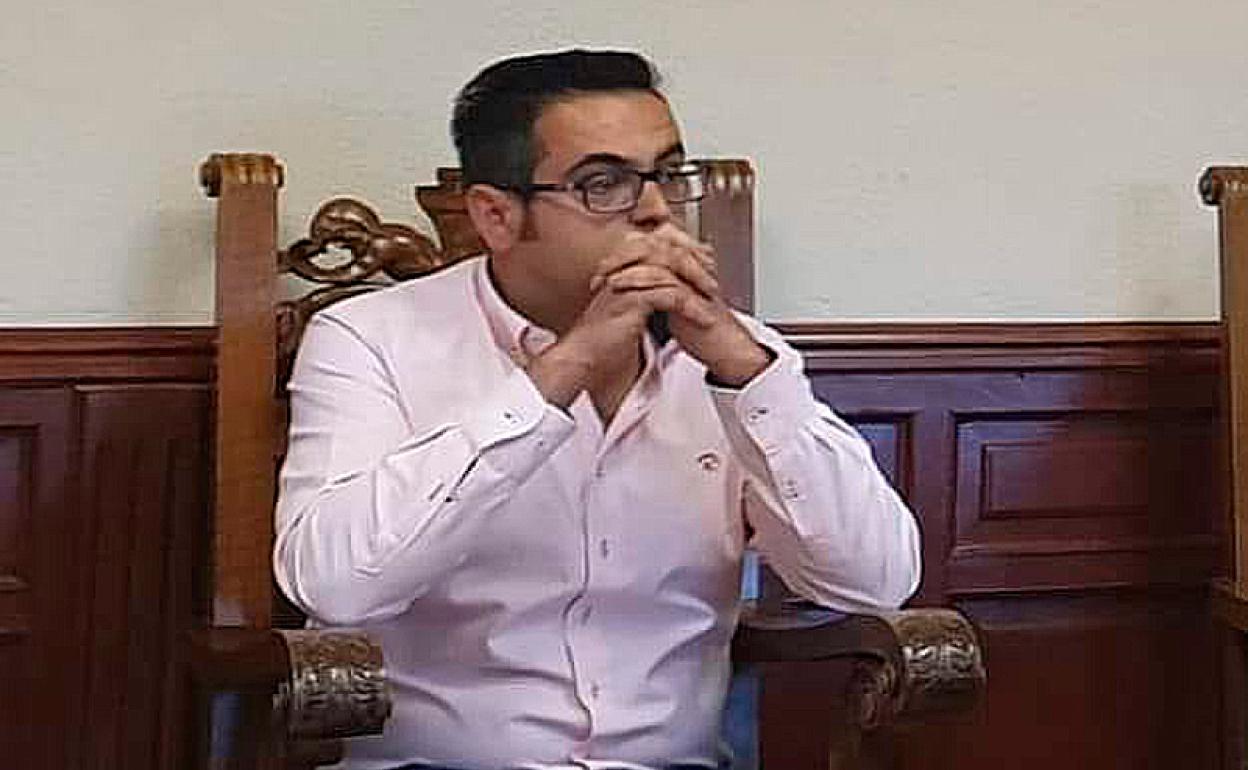 Alberto Martínez en un pleno sin microfono y sin mesa 