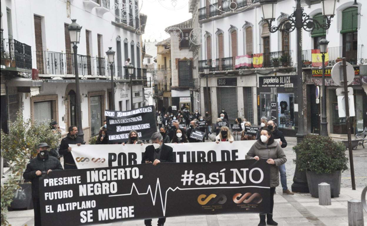 Manifestación llegando a la Plaza Mayor de Baza 