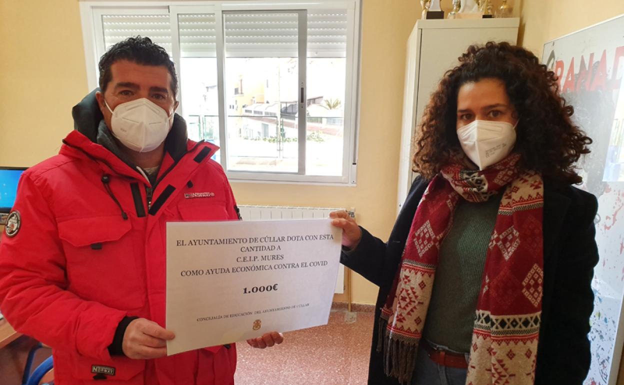 Dolores Almudena Maestra entregando el cheque de 1000 euros al CP Mures 