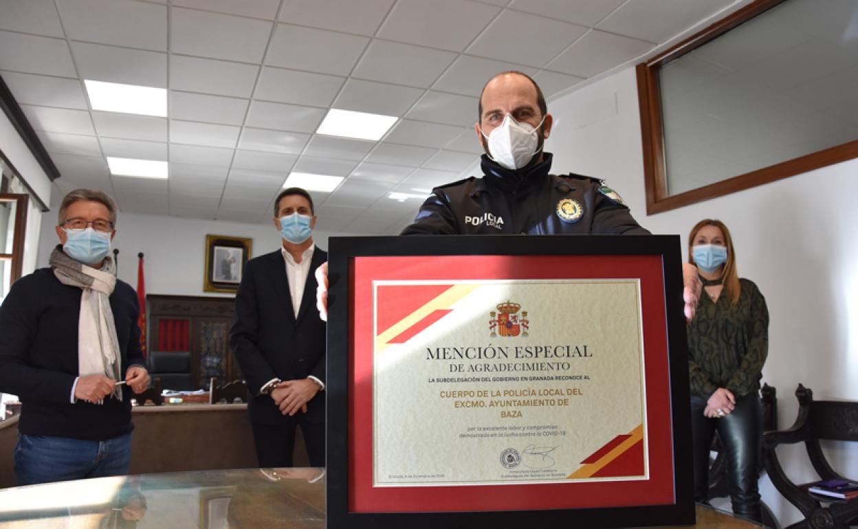 El Jefe de la Policía Local de Baza con el reconocimiento otorgado por el Gobierno de España 