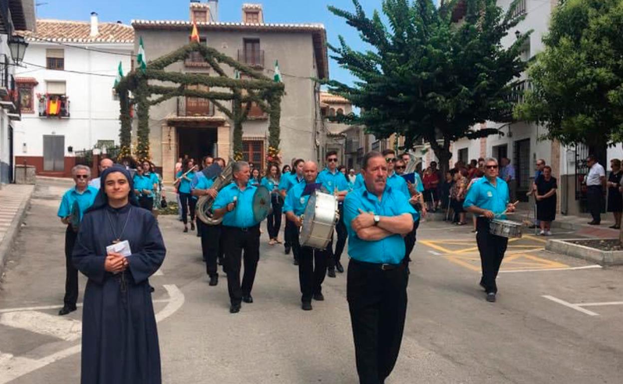 Jesús Martínez Mateos al frente de la Banda de Música en una acto de las Santa Patronas 