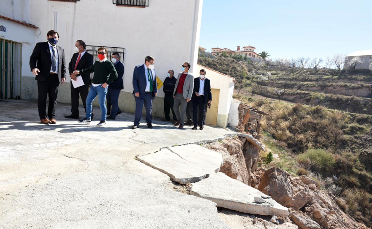 Responsables de la Junta de Andalucía y Diputación de Granada en una zona de hundimientos en Freila 