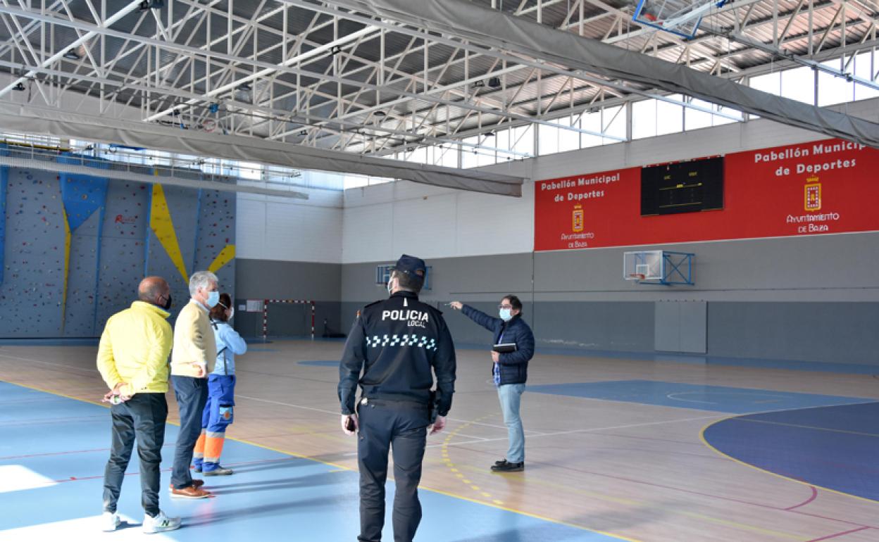 Responsables del Área de Gestión Sanitaria inspecionando las instalaciones deportivas